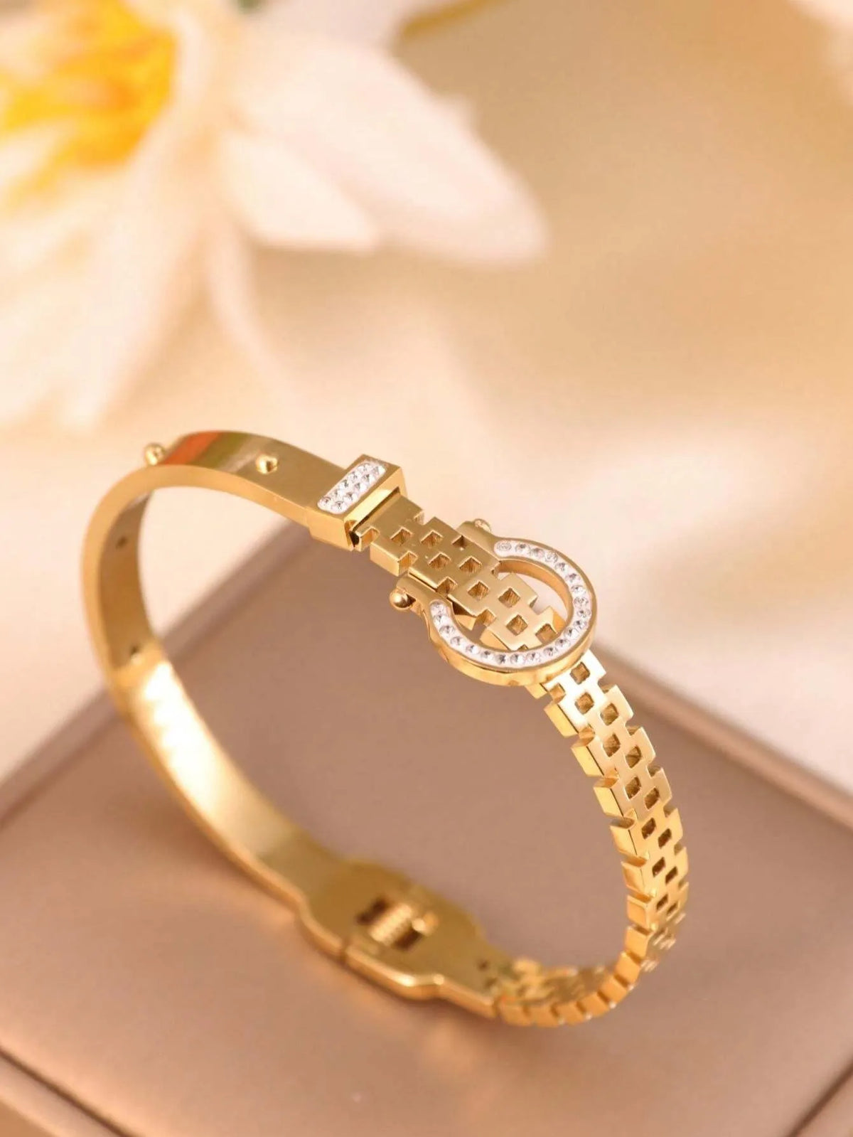 Fashionable Artistic Style Gold Stainless Steel Bangle Bracelet